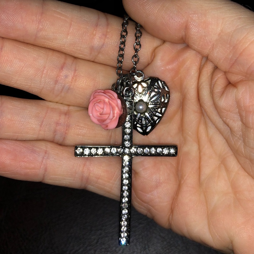 Necklace. Cute costume jewelry.